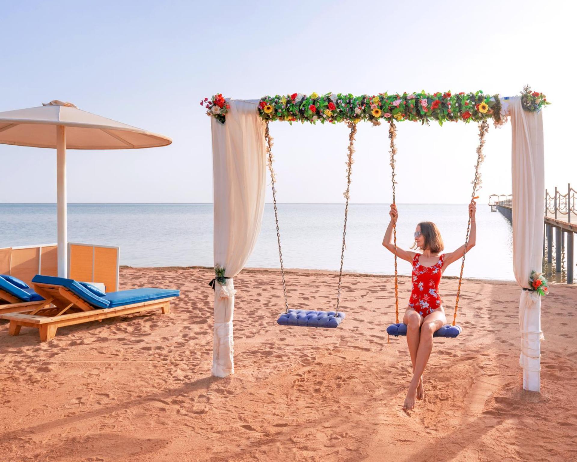 Pickalbatros Laguna Club Resort Sharm El Sheikh Екстер'єр фото A swing at the beach